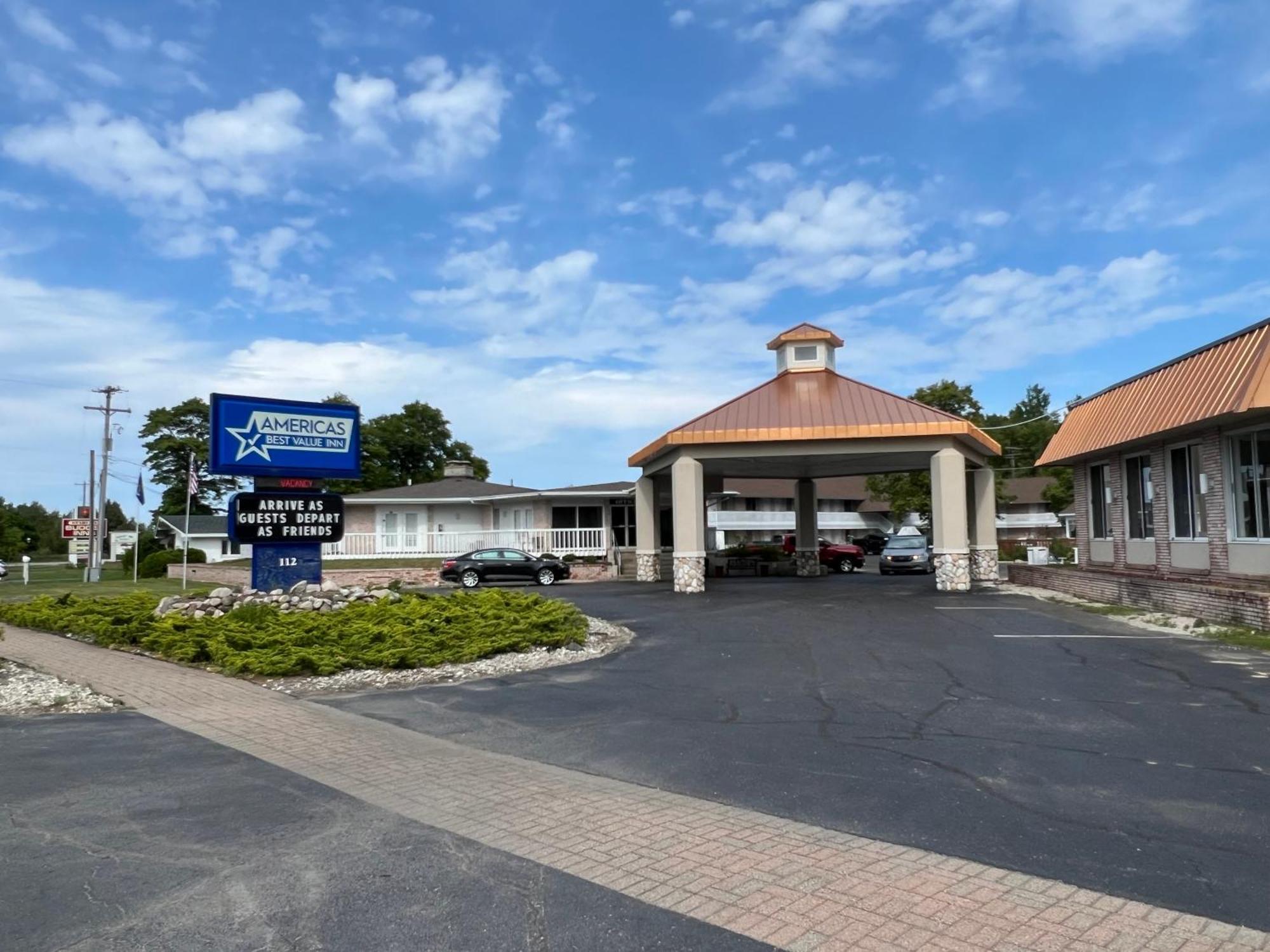 Travelodge By Wyndham Mackinaw City Exterior foto